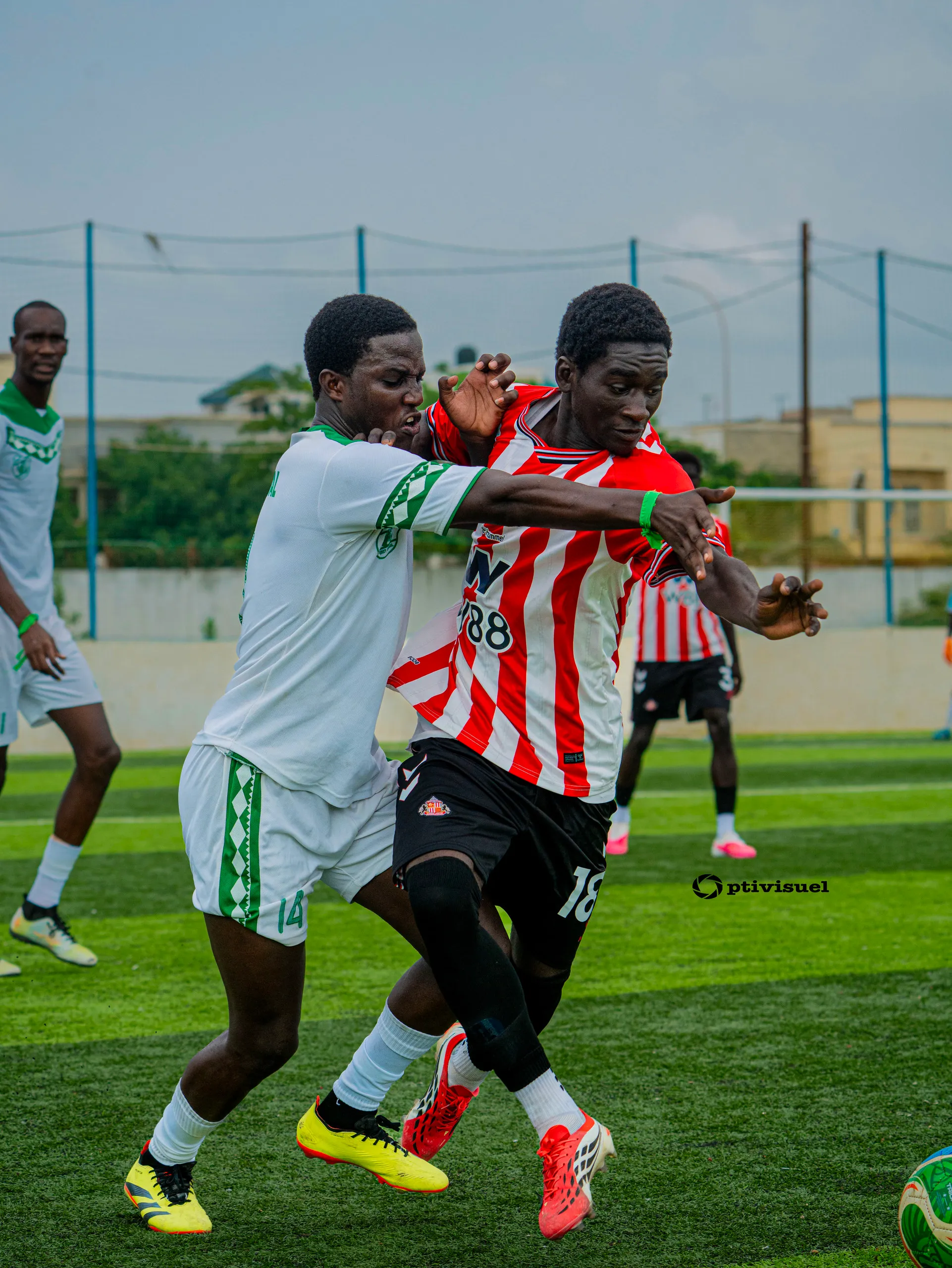 Duel pendant un match de football